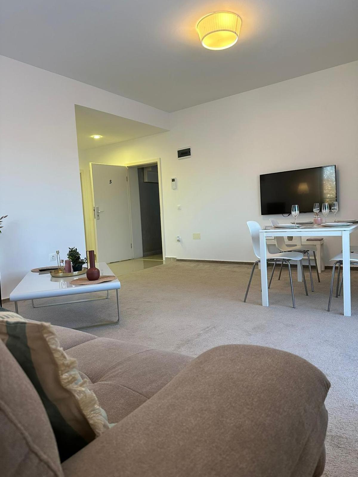 Luxury Glam Apartments & Studios Near Coresi Mall Braşov Exterior foto